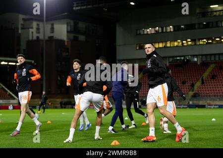 Londres, Royaume-Uni. 27 février 2024. Les joueurs de Blackpool s'échauffent avant le match de Sky Bet League 1 Leyton Orient vs Blackpool au Matchroom Stadium, Londres, Royaume-Uni, le 27 février 2024 (photo Juan Gasparini/News images) à Londres, Royaume-Uni le 27/02/2024. (Photo de Juan Gasparini/News images/SIPA USA) crédit : SIPA USA/Alamy Live News Banque D'Images