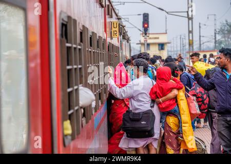 Passagers embarquant / débarquant d'un train des chemins de fer indiens Banque D'Images