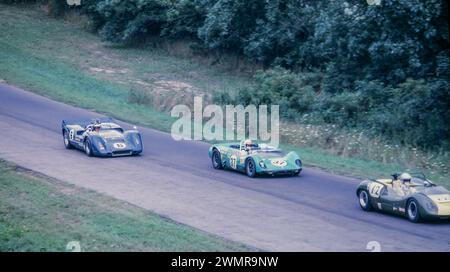 Mark donohue dans la Roger Penske Sunoco McLaren m6A sur le point de dépasser deux voitures plus lentes lors de la ronde 9 de l'USRRC 1968 Mid-Ohio, a commencé 2ème, a terminé 1re Banque D'Images