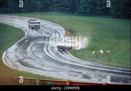 Peter Revson dans une AMC Javelin AMX Sideways sous la pluie dans les virages 7 et 8 au Mid-Ohio TRANS-Am 1971 Banque D'Images