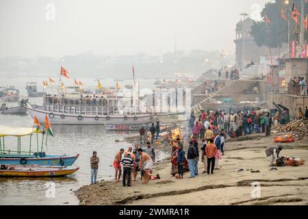 Les Ghats brûlants (zones de crémation) des Ghats à Varanasi sur le Gange en Inde Banque D'Images