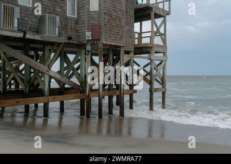 Les maisons s'effondrent dans la mer à Outer Banks en raison de certains des taux les plus rapides d'érosion côtière et d'élévation du niveau de la mer sur la côte est, aux États-Unis. Banque D'Images