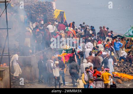 Les Ghats brûlants (zones de crémation) des Ghats à Varanasi sur le Gange en Inde Banque D'Images