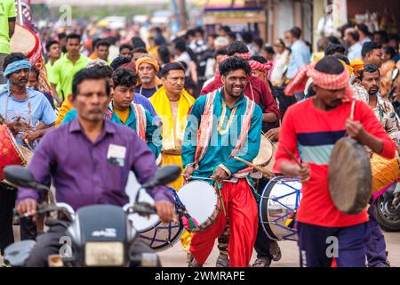 Les batteurs défilent dans les rues de Puri à Odisha / Orissa en Inde Banque D'Images