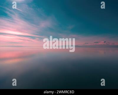 Vue sur le lac au lever du soleil. Belle, naturelle, vue sur le lac. Montagne enneigée à l'horizon. Paysage sur le lac Beysehir en Turquie. Banque D'Images