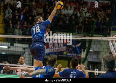 Monza, Italie. 27 février 2024. Gabriele Di Martino (Vero volley Monza) lors de la finale CEV Challenge Cup hommes 2024 match entre Mint VeroVolley Monza et Projekt Warszawa à Opiquad Arena, Monza, Italie le 27 février 2024 lors de la finale - Mint Vero volley Monza vs Projekt Warszawa, match de la Coupe Challenge de volleyball masculin à Monza, Italie, février 27 2024 crédit : Agence photo indépendante/Alamy Live News Banque D'Images