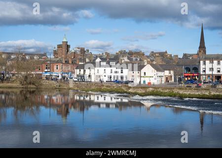 Une vue de l'autre côté de la rivière Nith montrant les Whitesands à Dumfries, en Écosse. Une variété de bâtiments dans le centre-ville peut être vu. Banque D'Images