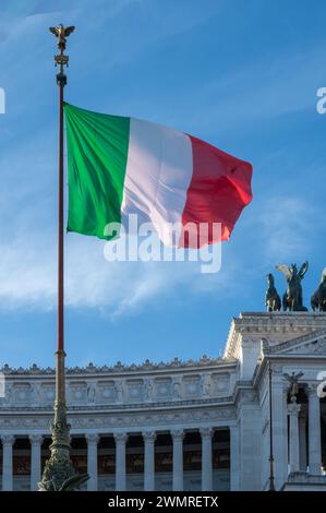 Drapeau italien au Monument à Victor Emmanuel II Banque D'Images