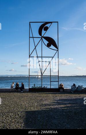Sculpture de Reminiscência (Almada Negreiros) sur Ribeira das Naus, la promenade riveraine et la plage urbaine de Lisbonne, Portugal Banque D'Images
