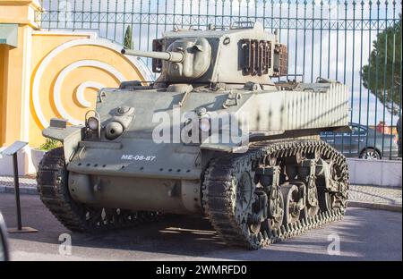 Elvas, Portugal - 14 janvier 2018 : char léger Stuart M5A1 utilisé en Angola en 1956. Fort du centre-ville d'Elvas, Portugal. Banque D'Images