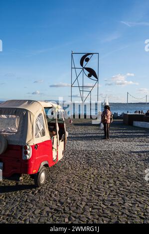 Sculpture de Reminiscência (Almada Negreiros) sur Ribeira das Naus, la promenade riveraine et la plage urbaine de Lisbonne, Portugal Banque D'Images