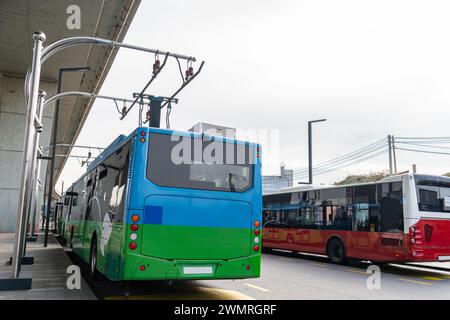 Bus électrique à un arrêt est chargé par pantographe. Mobilité propre. Banque D'Images