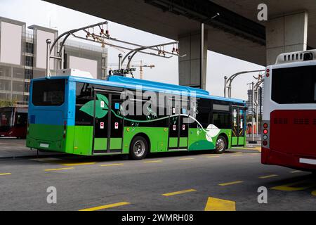 Bus électrique à un arrêt est chargé par pantographe. Mobilité propre. Banque D'Images