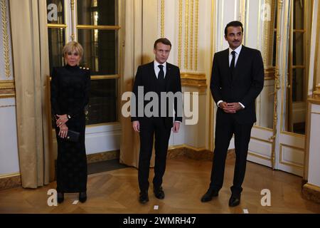 © PHOTOPQR/LE PARISIEN/le Parisien/Arnaud Journois ; PARIS ; 27/02/2024 ; POLITIQUE, 27/02/2024, PALAIS DE L'ELYSÉE/LE PRESIDENT DE LA REPUBLIQUE EMMANUEL MACRON RECOIT SON ALTESSE CHEIKH TAMIN BIN HAMAD AL THANI, EMIR DU QATAR DANS LE CADRE D'UNE VISITE D'ETAT /BRIGITTE MACRON PRÉSIDENT FRANÇAIS EMMANUEL MACRON (C), la première dame française Brigitte Macron (à gauche) et l'émir qatari Cheikh Tamim bin Hamad Al Thani (à droite) assistent à la cérémonie d'entrée au Palais de l'Élysée avant un dîner officiel en marge de la visite d'État de l'émir qatari à Paris, le 27 février 2024. Banque D'Images