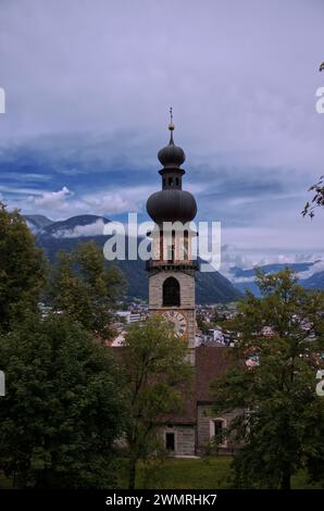 Brunico, ville historique de la vallée de Pusteria dans la province de Bolzano, Tyrol du Sud, Italie. Banque D'Images