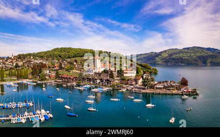 Canton de Berne en Suisse. Panorama drone aérien sur le lac de Thoune et le village de Spiez avec château médiéval et vieille ville Banque D'Images