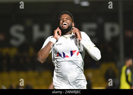 Harrogate, Royaume-Uni. 27 février 2024. Offrande Zanzala du comté de Newport célèbre après avoir marqué le 2e but de son équipe. EFL Skybet Football League Two match, Harrogate Town v Newport County au stade EnviroVent à Harrogate, North Yorkshire, le mardi 27 février 2024. Cette image ne peut être utilisée qu'à des fins éditoriales. Usage éditorial exclusif, .pic par crédit : Andrew Orchard sports Photography/Alamy Live News Banque D'Images