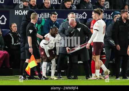 Luton, Royaume-Uni. 27 février 2024. Jack Grealish de Manchester City est remplacé par Jeremy Doku de Manchester City lors du match de 5e tour du Luton Town FC vs Manchester City FC Emirates FA Cup à Kenilworth Road, Luton, Angleterre, Royaume-Uni le 27 février 2024 Credit : Every second Media/Alamy Live News Banque D'Images