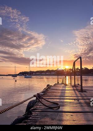 Lever de soleil dans le Suffolk - un départ tranquille pour le dat à Felixstowe Ferry Banque D'Images