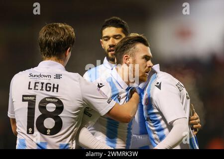 Walsall, Royaume-Uni. 27 février 2024. Jack Nolan d'Accrington est félicité par Tommy Leigh lors du match EFL Sky Bet League 2 entre Walsall et Accrington Stanley au Banks's Stadium, Walsall, Angleterre, le 27 février 2024. Photo de Stuart Leggett. Utilisation éditoriale uniquement, licence requise pour une utilisation commerciale. Aucune utilisation dans les Paris, les jeux ou les publications d'un club/ligue/joueur. Crédit : UK Sports pics Ltd/Alamy Live News Banque D'Images