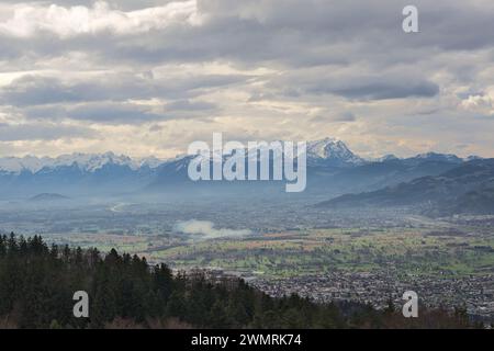 vue sur le lac de constance en février. Le bodensee et la vallée du rhin photographiés depuis le Pfänder à bregenz. Banque D'Images