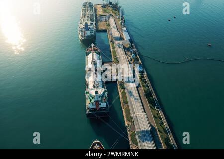 Vue aérienne des pétroliers de GPL amarrés au port industriel commercial, terminal de manutention de gaz de pétrole liquéfié. Banque D'Images