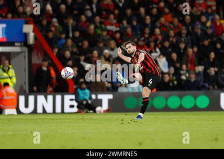 Vitality Stadium, Boscombe, Dorset, Royaume-Uni. 27 février 2024. FA Cup Fifth Round Football, AFC Bournemouth contre Leicester City ; Lewis Cook de Bournemouth prend un long coup au but en 1ère mi-temps crédit : action plus Sports/Alamy Live News Banque D'Images