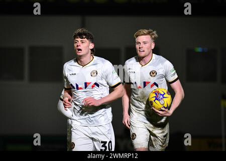 Harrogate, Royaume-Uni. 27 février 2024. SEB Palmer-Houlden du comté de Newport (l) célèbre avec son coéquipier Will Evans du comté de Newport (R) après avoir marqué le 4e but de son équipe. EFL Skybet Football League Two match, Harrogate Town v Newport County au stade EnviroVent à Harrogate, North Yorkshire, le mardi 27 février 2024. Cette image ne peut être utilisée qu'à des fins éditoriales. Usage éditorial exclusif, .pic par crédit : Andrew Orchard sports Photography/Alamy Live News Banque D'Images