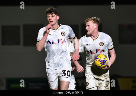 Harrogate, Royaume-Uni. 27 février 2024. SEB Palmer-Houlden du comté de Newport (l) célèbre avec son coéquipier Will Evans du comté de Newport (R) après avoir marqué le 4e but de son équipe. EFL Skybet Football League Two match, Harrogate Town v Newport County au stade EnviroVent à Harrogate, North Yorkshire, le mardi 27 février 2024. Cette image ne peut être utilisée qu'à des fins éditoriales. Usage éditorial exclusif, .pic par crédit : Andrew Orchard sports Photography/Alamy Live News Banque D'Images