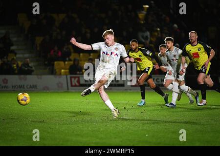 Harrogate, Royaume-Uni. 27 février 2024. Will Evans du comté de Newport marque son équipe 1er but à partir du point de penalty. EFL Skybet Football League Two match, Harrogate Town v Newport County au stade EnviroVent à Harrogate, North Yorkshire, le mardi 27 février 2024. Cette image ne peut être utilisée qu'à des fins éditoriales. Usage éditorial exclusif, .pic par crédit : Andrew Orchard sports Photography/Alamy Live News Banque D'Images