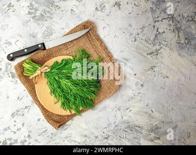 Un bouquet de persil frais sur une planche de cuisine. Vue de dessus des brins de persil. Herbes épicées pour la cuisine. bouquet de feuilles de persil vert sur une surface en bois Banque D'Images