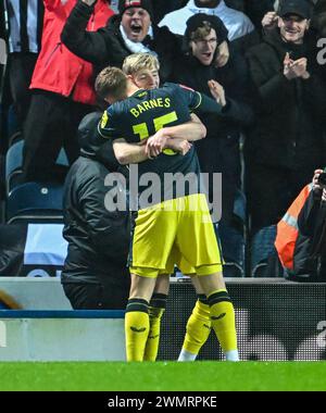 Ewood Park, Blackburn, Royaume-Uni. 27 février 2024. FA Cup Fifth Round Football, Blackburn Rovers contre Newcastle United ; Harvey Barnes de Newcastle United célèbre avec Anthony Gordon après que Gordon a marqué le premier but du match pour 1-0 à la 71e minute crédit : action plus Sports/Alamy Live News Banque D'Images