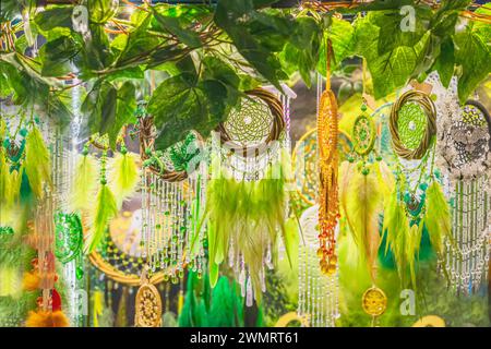 Diverses décorations, pendentifs et bijoux en vert pour les vacances, célébrant ainsi Patrick's Day Banque D'Images