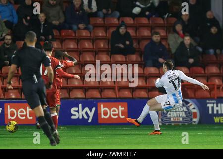 Walsall, Royaume-Uni. 27 février 2024. Lors du match EFL Sky Bet League 2 entre Walsall et Accrington Stanley au Banks's Stadium, Walsall, Angleterre, le 27 février 2024. Photo de Stuart Leggett. Utilisation éditoriale uniquement, licence requise pour une utilisation commerciale. Aucune utilisation dans les Paris, les jeux ou les publications d'un club/ligue/joueur. Crédit : UK Sports pics Ltd/Alamy Live News Banque D'Images