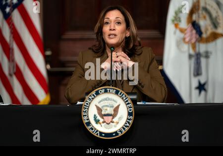 Washington, États-Unis. 27 février 2024. Le vice-président Kamala Harris prononce un discours sur la lutte pour le droit de vote, annonçant des mesures pour s’assurer que les Américains ont les informations dont ils ont besoin pour voter, dans la salle des traités indiens du complexe de la Maison Blanche le mardi 27 février 2022. Photo de Leigh Vogel/Pool/Sipa USA la vice-présidente Harris organise sa deuxième réunion de la nouvelle année avec des leaders en première ligne de la protection du droit de vote. Crédit : Sipa USA/Alamy Live News Banque D'Images