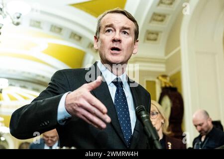 Washington, États-Unis. 27 février 2024. Le sénateur américain Michael Bennet (d-CO) prend la parole lors d’une conférence de presse à la direction du caucus sénatorial au Capitole des États-Unis. Crédit : SOPA images Limited/Alamy Live News Banque D'Images