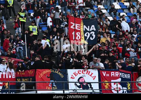 Les supporters du Gênes CFC lors du match de Serie A TIM entre la SSC Napoli et le Gênes CFC au Diego Armando Maradona Stadium à Naples, en Italie, le 1er février Banque D'Images