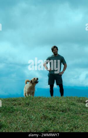 DATE DE SORTIE : 22 février 2024. TITRE : Arthur le Roi. STUDIO : Lions Gate films. RÉALISATEUR : Simon Cellan Jones. INTRIGUE : un coureur d'aventure adopte un chien errant nommé Arthur pour le rejoindre dans une course épique d'endurance. EN VEDETTE : MARK WAHLBERG dans le rôle de Michael et Arthur le chien. (Crédit image : © Lions Gate films/Entertainment Pictures/ZUMAPRESS.com) USAGE ÉDITORIAL UNIQUEMENT ! Non destiné à UN USAGE commercial ! Banque D'Images