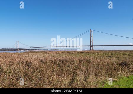 Vue du pont Humber vu à travers un lit de roches, Angleterre Banque D'Images