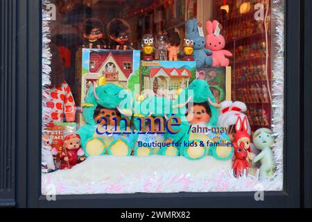 Vitrine à la boutique de vêtements de mode an.mé pour enfants à New York. Banque D'Images
