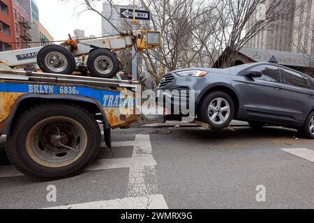 Une dépanneuse de levage de roues de la NYPD remorquant une voiture à Manhattan, New York City Banque D'Images