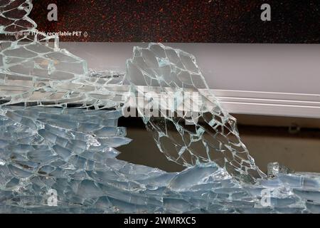 Un panneau de verre trempé brisé et brisé. Banque D'Images