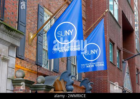 SUNY State University of New York drapeaux ornant l'extérieur du SUNY Welcome Center, 116 E 55th St, New York City. Banque D'Images