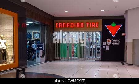 Toronto, ON, Canada – 2 janvier 2024 : vitrine Canadian Tire. Canadian Tire est une entreprise canadienne de vente au détail dont le siège social est situé à Toronto Banque D'Images