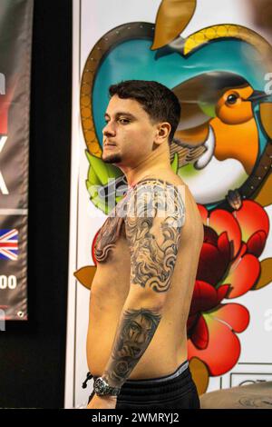 24 février 2024 : Brighton, Royaume-Uni. 24 février 2024. La 15e Convention annuelle de tatouage de Brighton au Brighton Centre. Des tatoueurs du monde entier ont participé à cet événement qui a également attiré des milliers de visiteurs. Brighton Tattoo Convention est un événement mondial de tatouage annuel majeur (crédit image : © Matt Duckett/IMAGESLIVE via ZUMA Press Wire) USAGE ÉDITORIAL SEULEMENT! Non destiné à UN USAGE commercial ! Banque D'Images