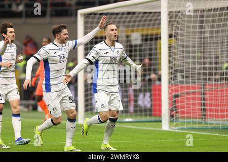 Milan, Italie. 25 février 2024. Italie, Milan, février 25 2024 : Teun Koopmeiners (Atalanta) marque par penalty et célèbre le but de 1-1 à 42' pendant le match de football AC Milan vs Atalanta BC, jour26 Serie A 2023-2024 San Siro Stadium (crédit image : © Fabrizio Andrea Bertani/Pacific Press via ZUMA Press Wire) USAGE ÉDITORIAL SEULEMENT! Non destiné à UN USAGE commercial ! Banque D'Images