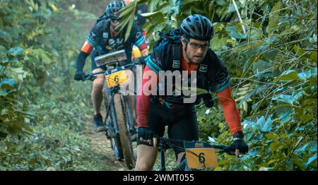 DATE DE SORTIE : 22 février 2024. TITRE : Arthur le Roi. STUDIO : Lions Gate films. RÉALISATEUR : Simon Cellan Jones. INTRIGUE : un coureur d'aventure adopte un chien errant nommé Arthur pour le rejoindre dans une course d'endurance épique. AVEC MARK WAHLBERG dans le rôle de Michael. (Image de crédit : © Lions Gate films/Entertainment Pictures/ZUMAPRESS.com) À USAGE ÉDITORIAL SEULEMENT! Non destiné à UN USAGE commercial ! Banque D'Images