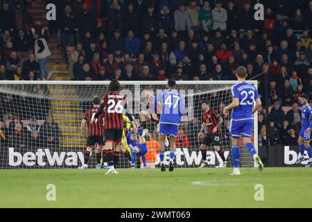 Vitality Stadium, Boscombe, Dorset, Royaume-Uni. 27 février 2024. FA Cup Fifth Round Football, AFC Bournemouth contre Leicester City ; Akgun de Leicester tire au but crédit : action plus Sports/Alamy Live News Banque D'Images