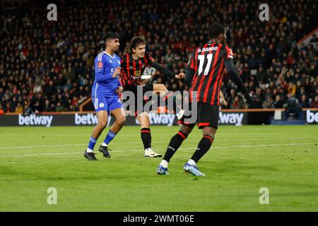 Vitality Stadium, Boscombe, Dorset, Royaume-Uni. 27 février 2024. FA Cup Fifth Round Football, AFC Bournemouth contre Leicester City ; Unal of Bournemouth tire à la prison crédit : action plus Sports/Alamy Live News Banque D'Images