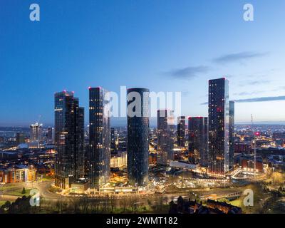 Antenne de Deansgate Square Manchester UK dans la zone bleue juste avant le lever du soleil.Deansgate Square South Tower, Banque D'Images